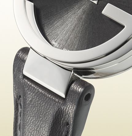 Gucci 互扣式双 G系列手表，配以黑皮腕带表带
