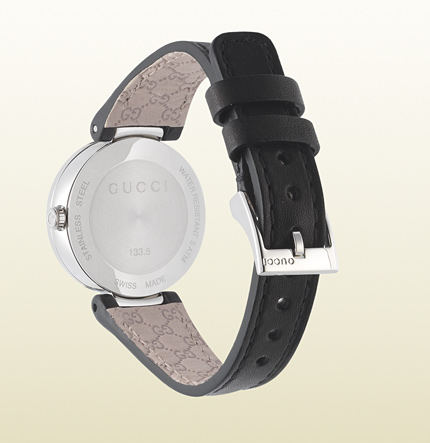 Gucci 互扣式双 G系列手表，配以黑皮腕带背面