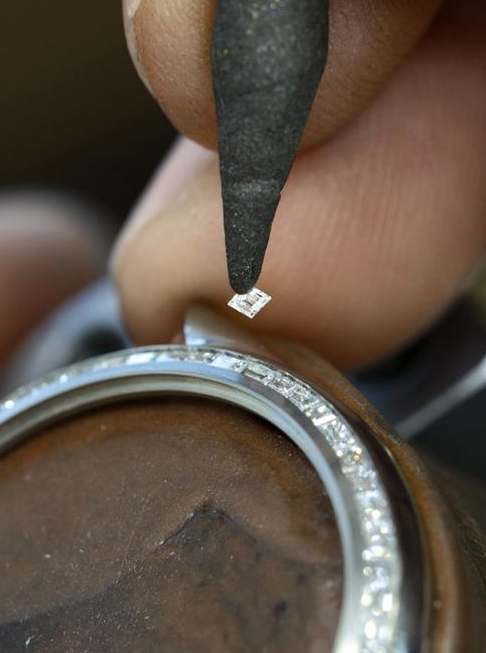高级珠宝款式腕表更采用了宝石镶嵌工艺