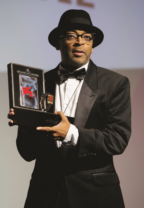 对于史帕克·李获奖,威尼斯电影节总监阿尔贝托·巴贝拉(alberto