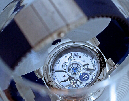 雅典腕表拥有60小时动力储备，拥有COSC瑞士官方天文台认证