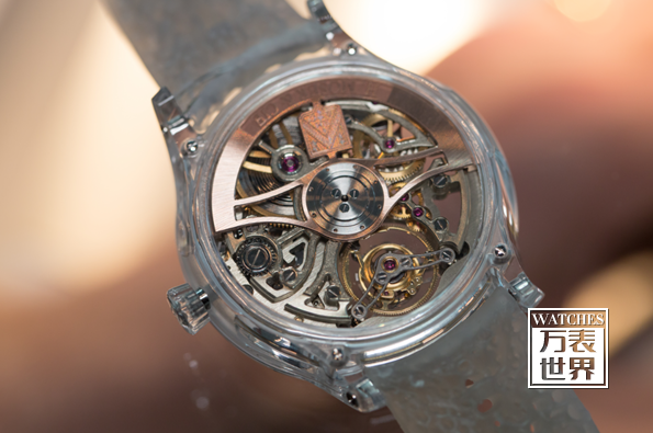 亨利慕时推出世界首创腕表杰作——冒险者陀飞轮两地时蓝宝石镂空腕表