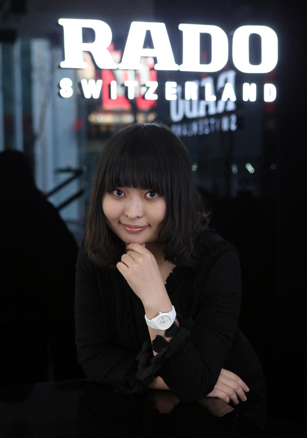 国际象棋特级大师居文君女士在瑞士雷达北京华瑞钟表王府井旗舰店内