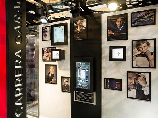 照片墙上展示了豪雅名人